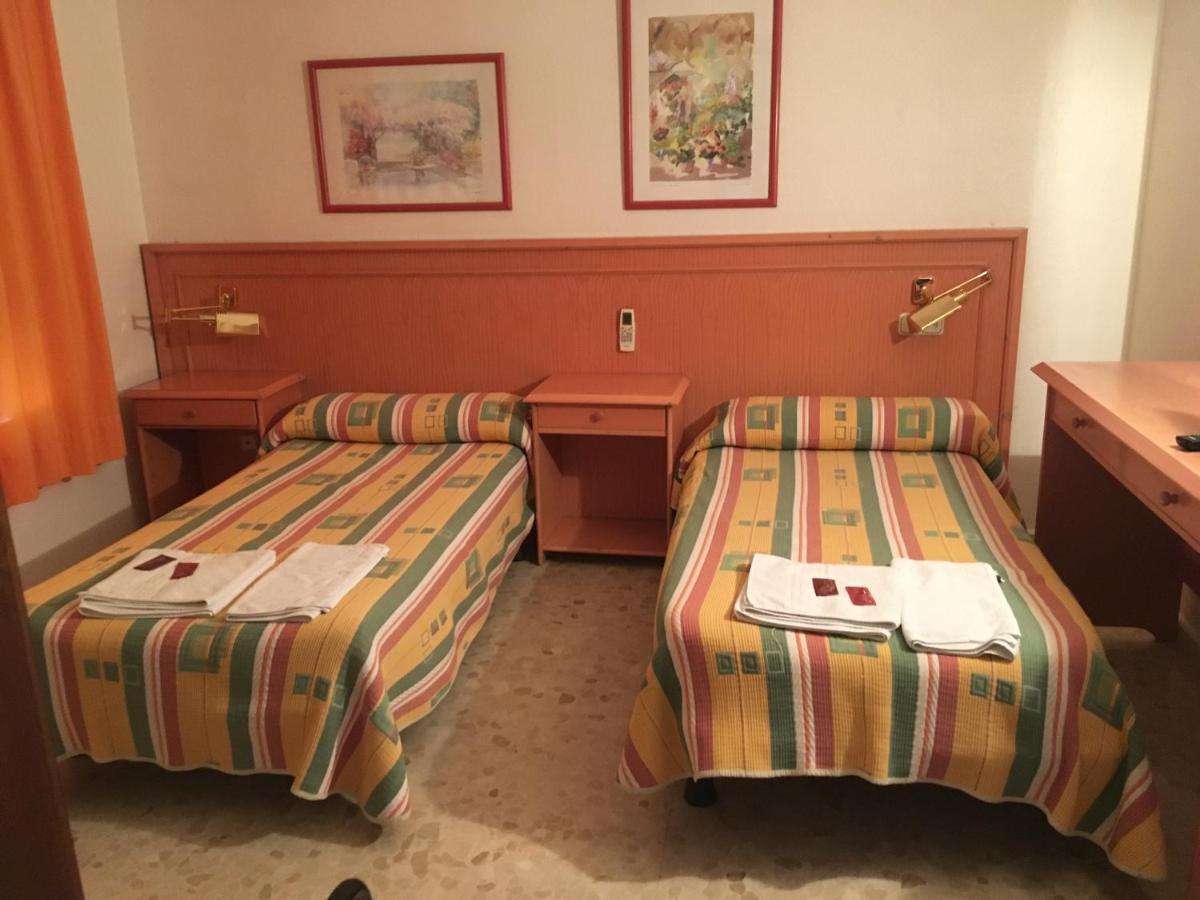 Hostal Carlos III Эль-Эхидо Экстерьер фото